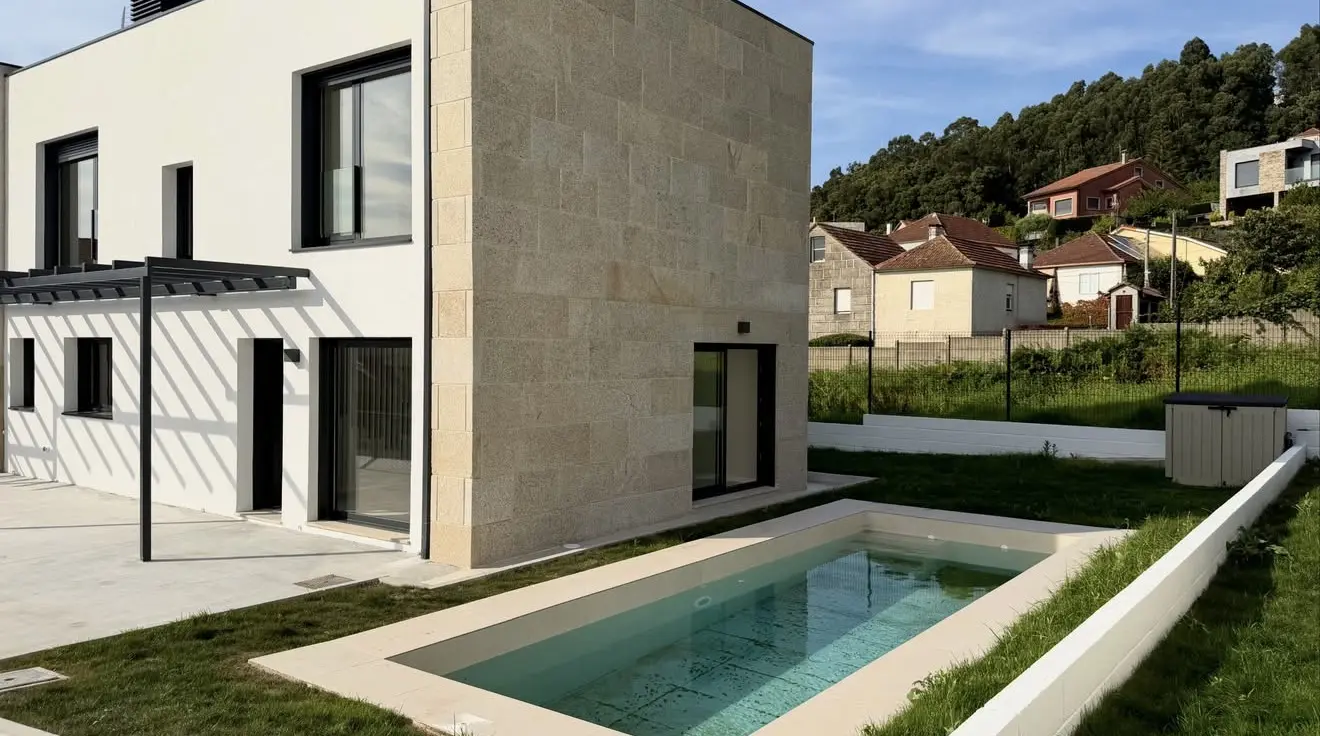 La piscina terminada y llena, junto al testero de granito