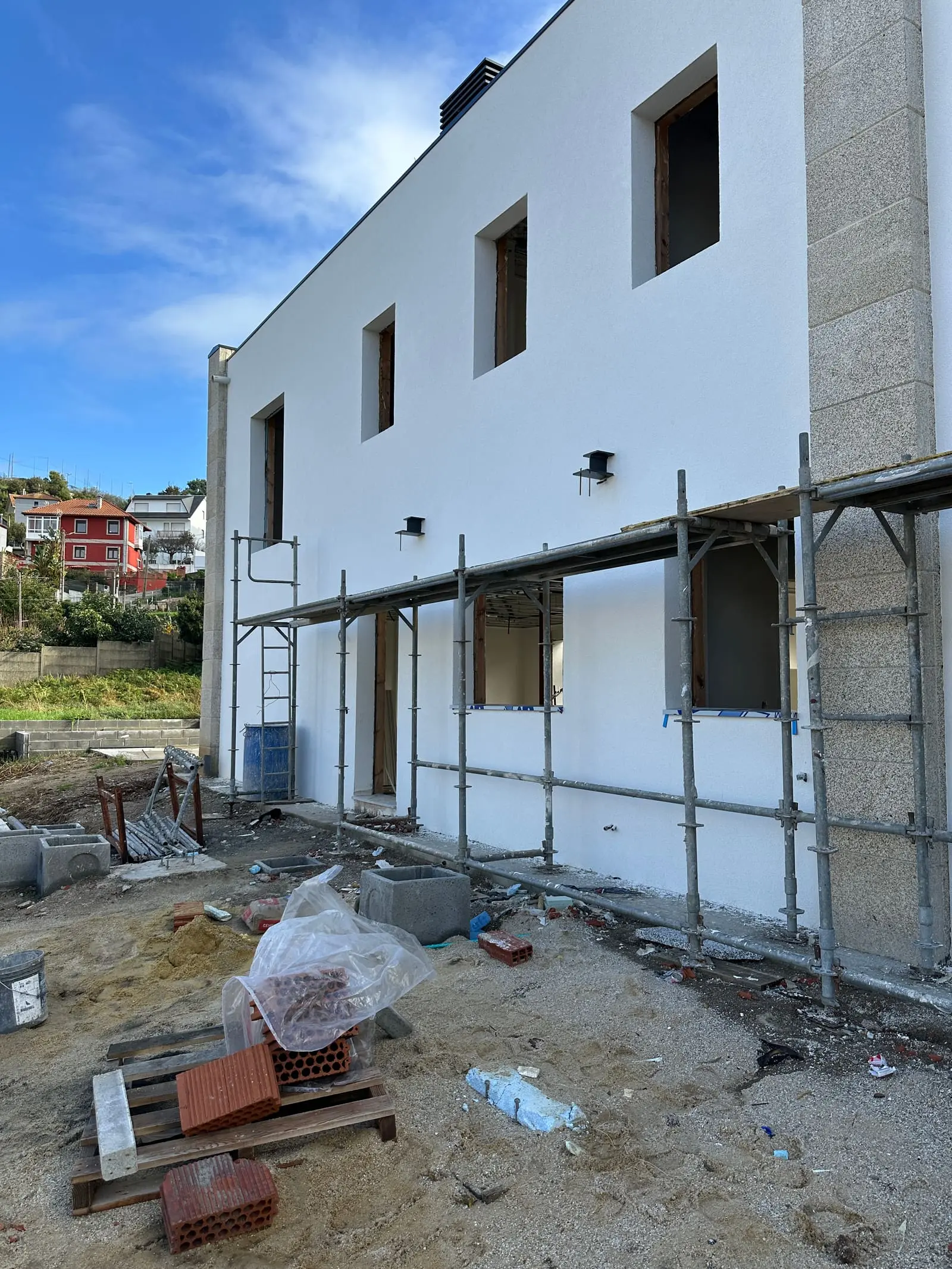 Andamio sobre la fachada de Castrelos durante la ejecución del aislamiento por el exterior